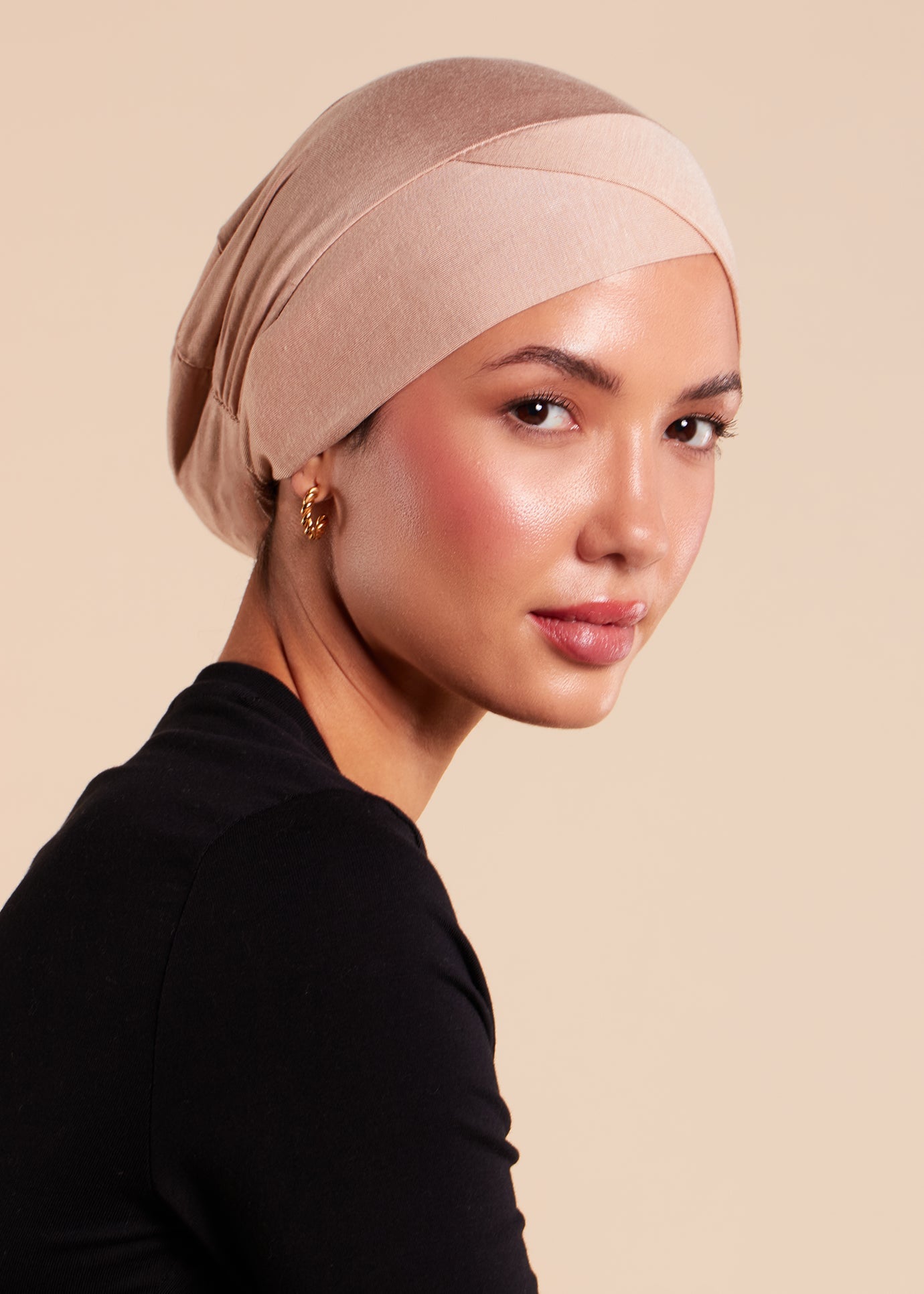 Hoofddoek met gekruiste stroken aan de zijkant