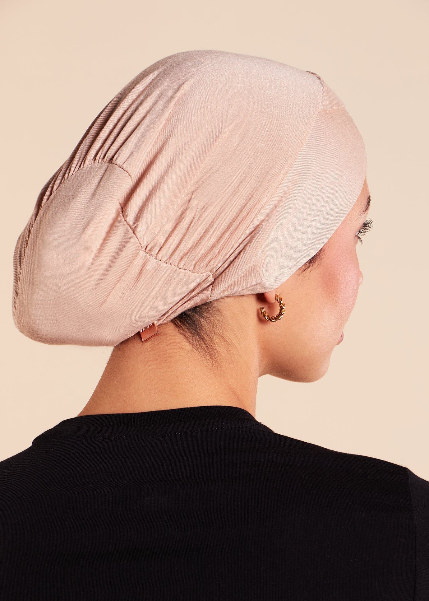 Hoofddoek met gekruiste stroken aan de zijkant