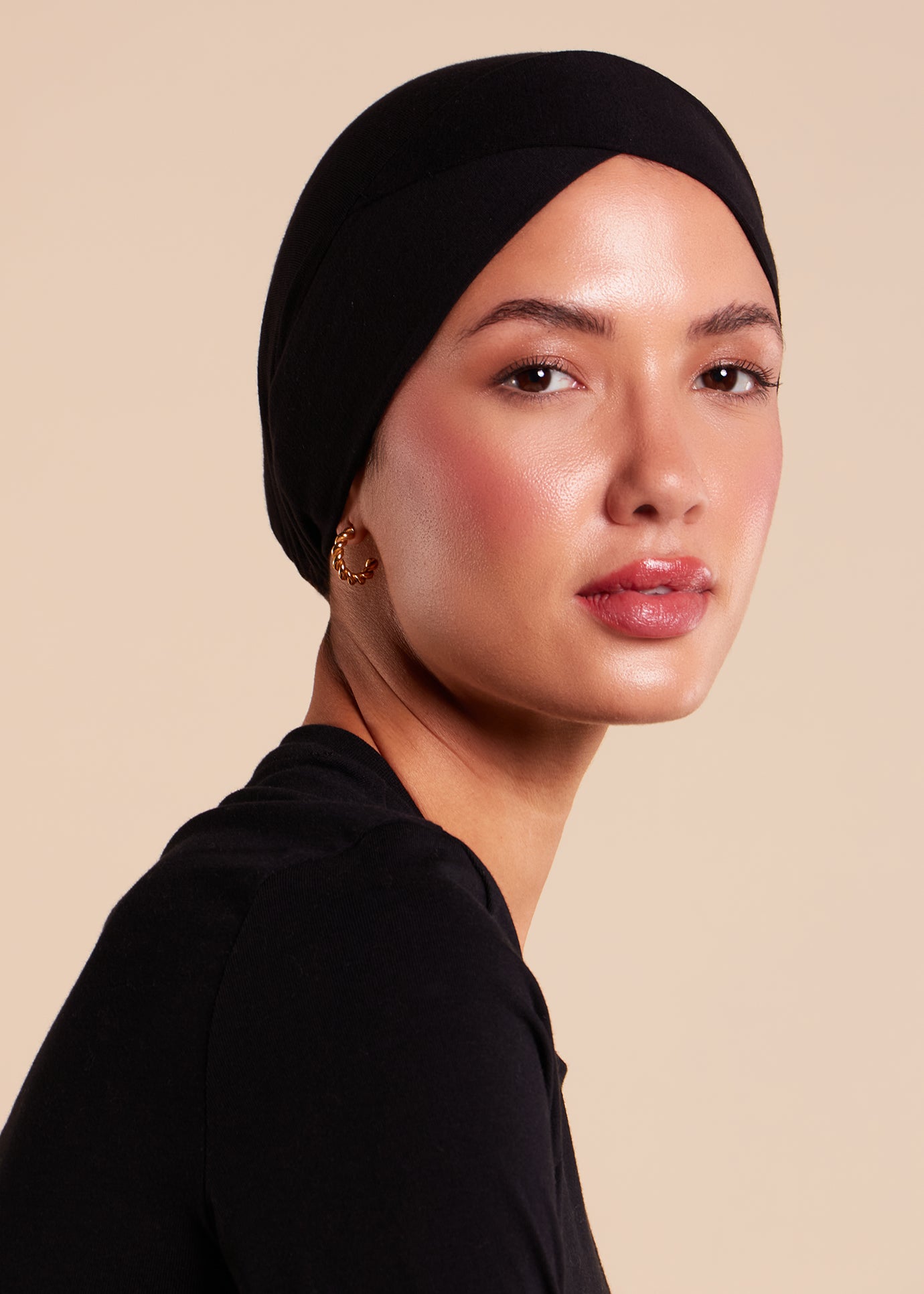 Hoofddoek met gekruiste stroken aan de zijkant