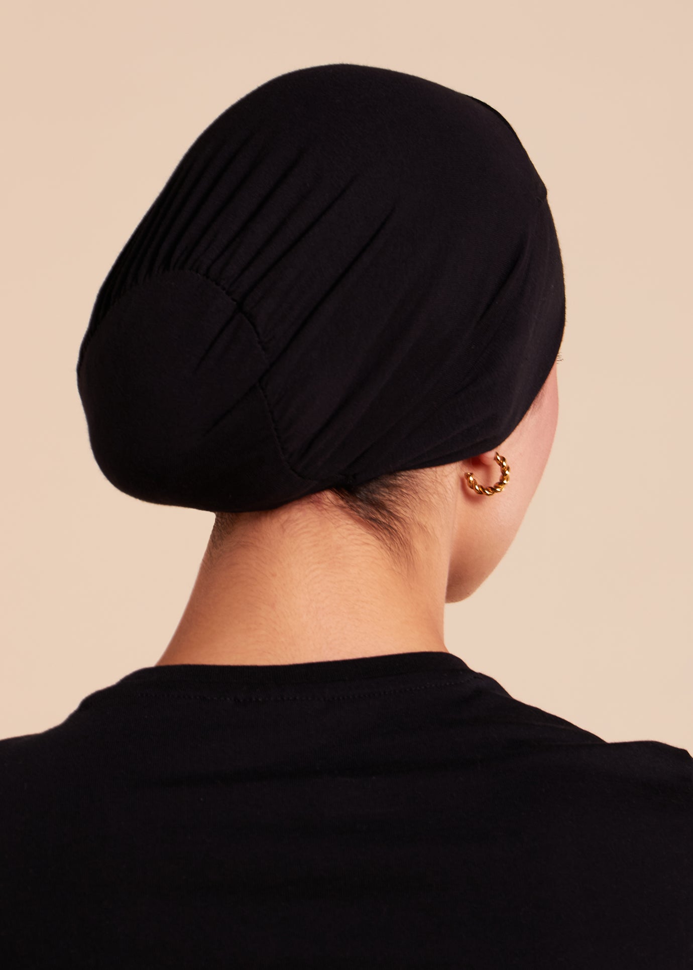 Hoofddoek met gekruiste stroken aan de zijkant