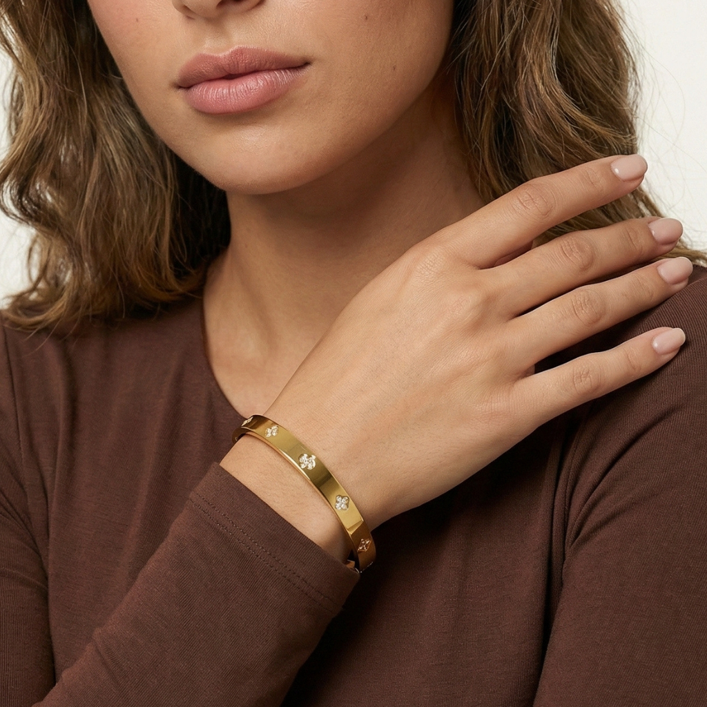 Gold clover bracelet