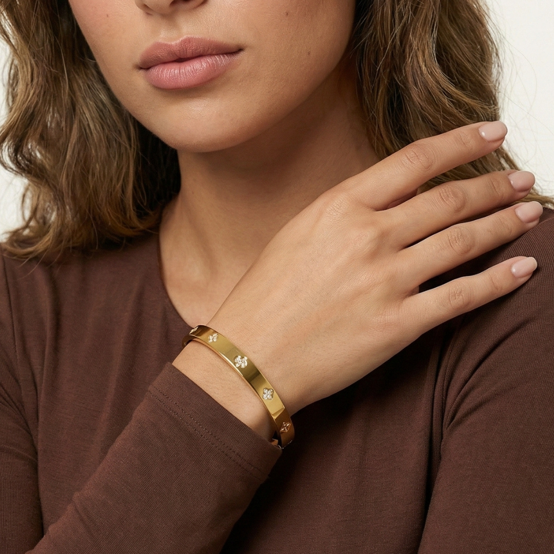 Gold clover bracelet