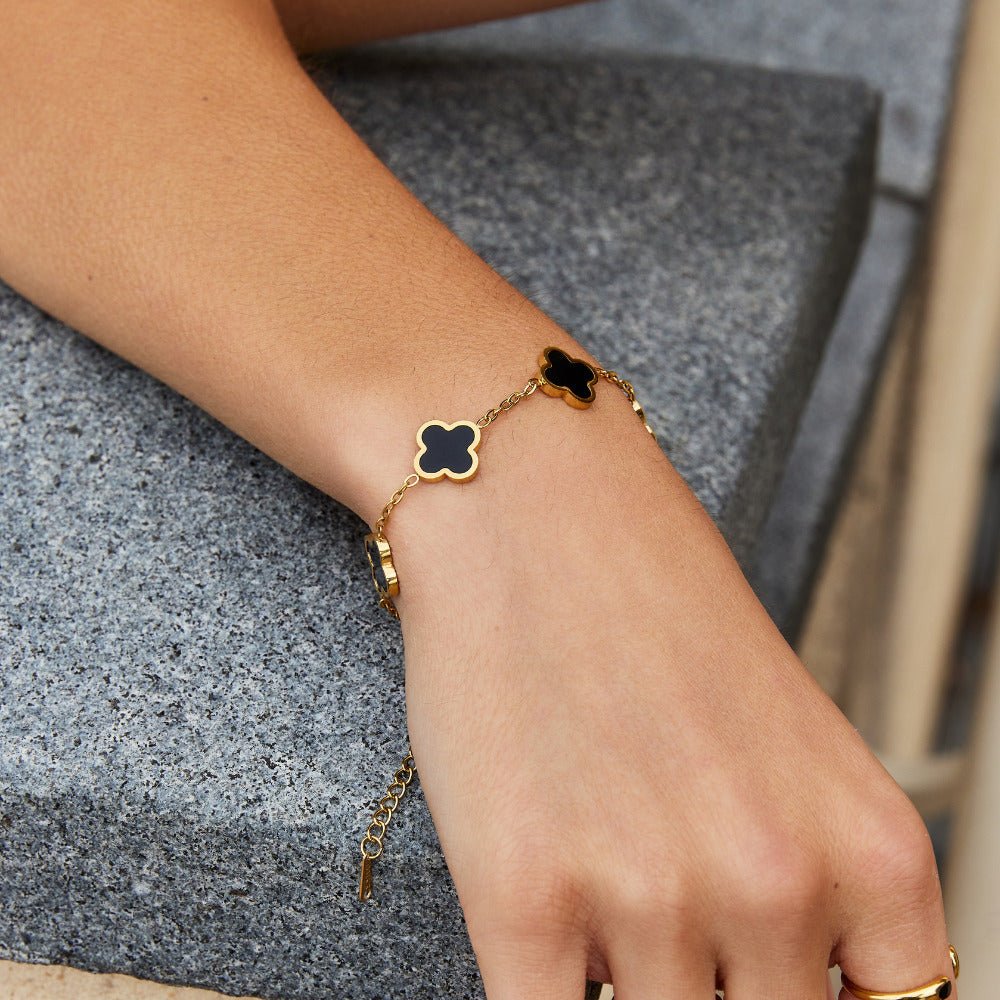 Armband met zwarte klavertje vier