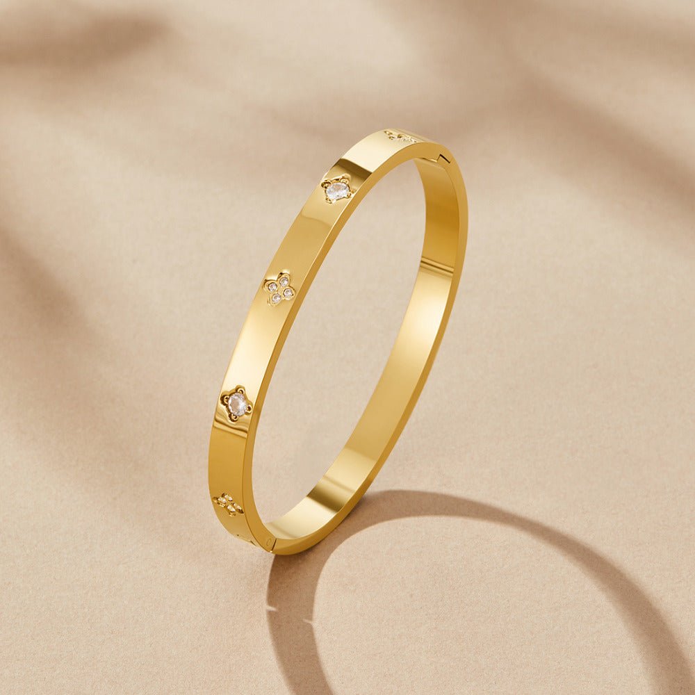 Gold clover bracelet