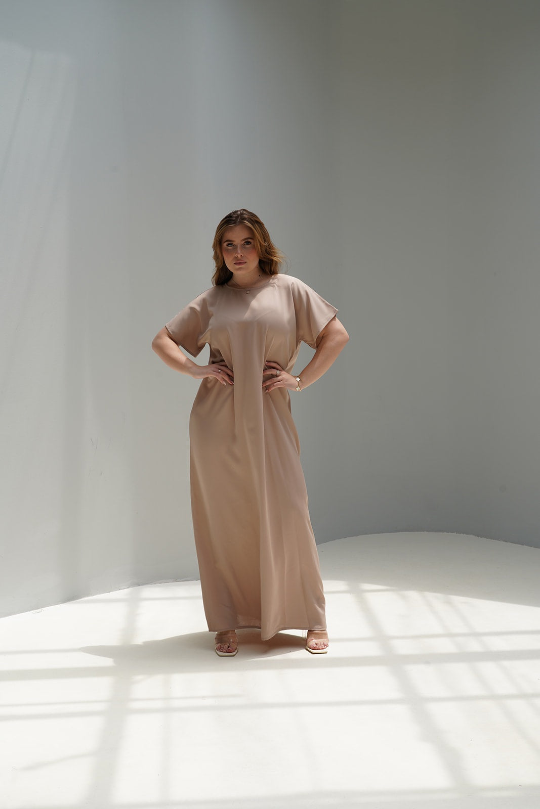 Beige satijnen jurk